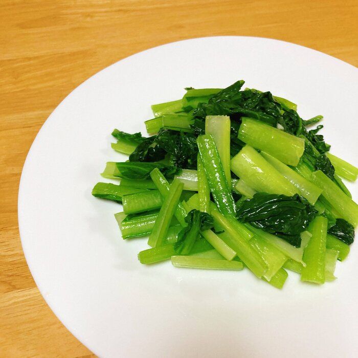 【あと1品を簡単に】切って炒めるだけでできる！小松菜塩バター炒め