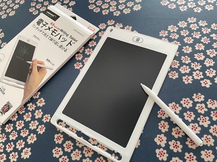 【キャンドゥ】ホワイト好きさん必見！家に1台あると便利な電子メモパッド