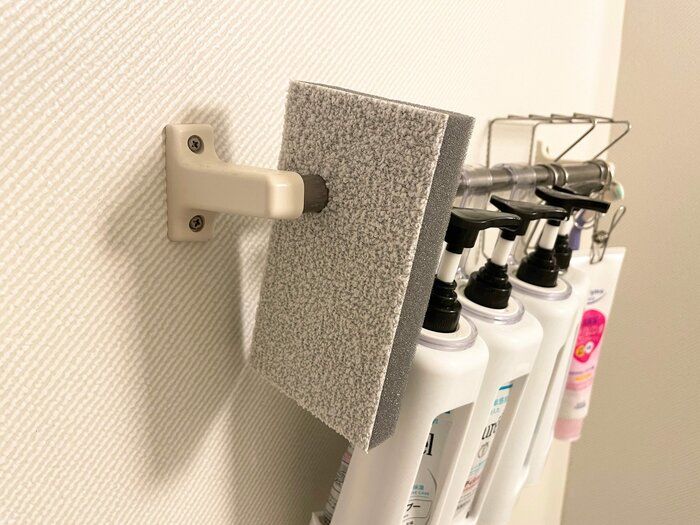 【ワッツ】水だけで湯アカが落ちるスポンジでお風呂に入りながら掃除もできる！