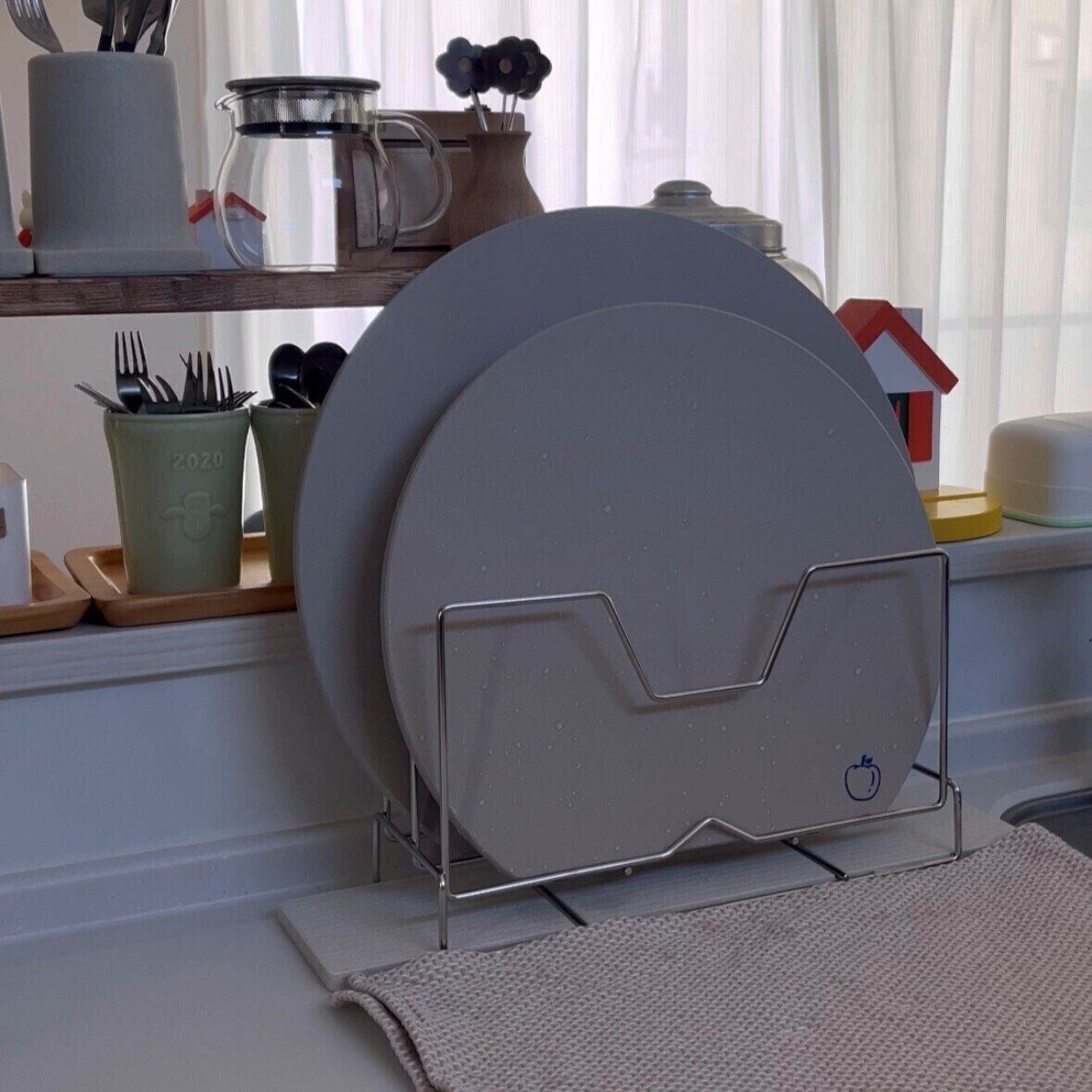 【楽天】こんなの欲しかった！吸水トレイ付まな板スタンド