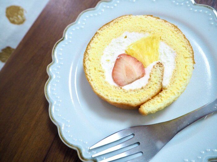 【シャトレーゼ】冬と夏の果物を一緒に！？甘酸っぱくて贅沢なロールが登場