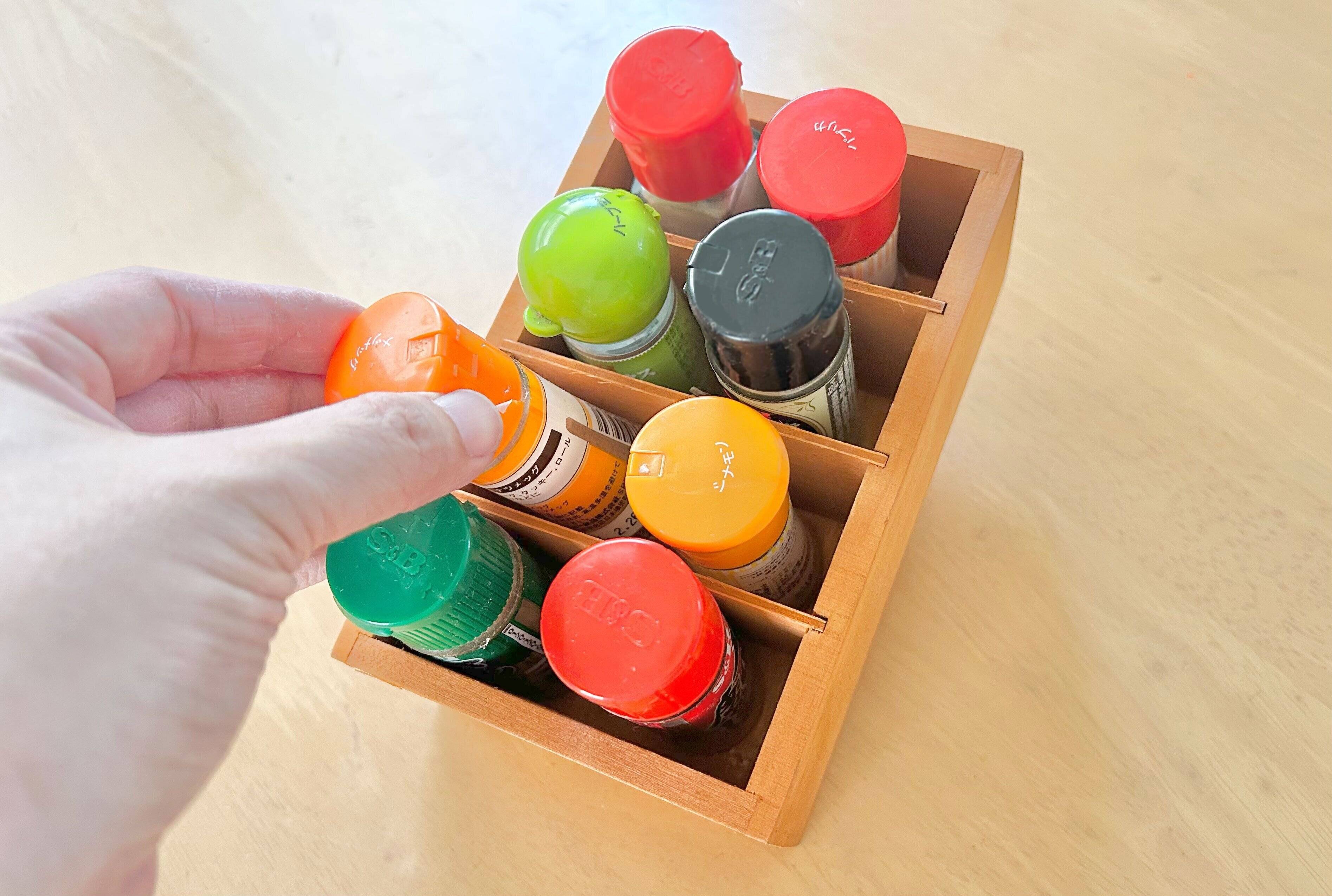 【Seria】スッキリ！小さなスパイスの置き場に困ったらこれで収納！