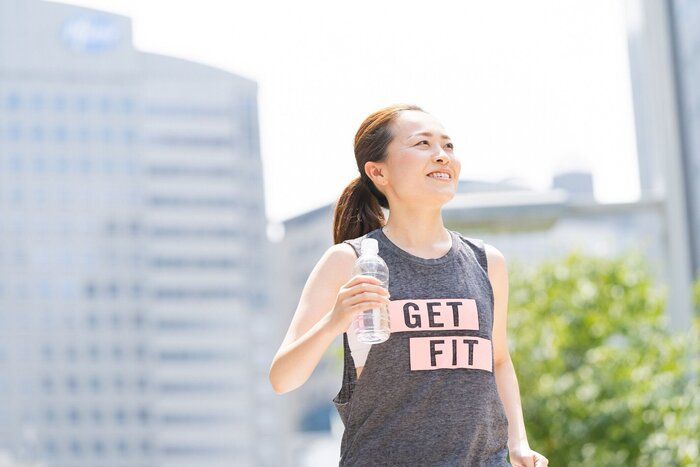 日本の若い女性が走る