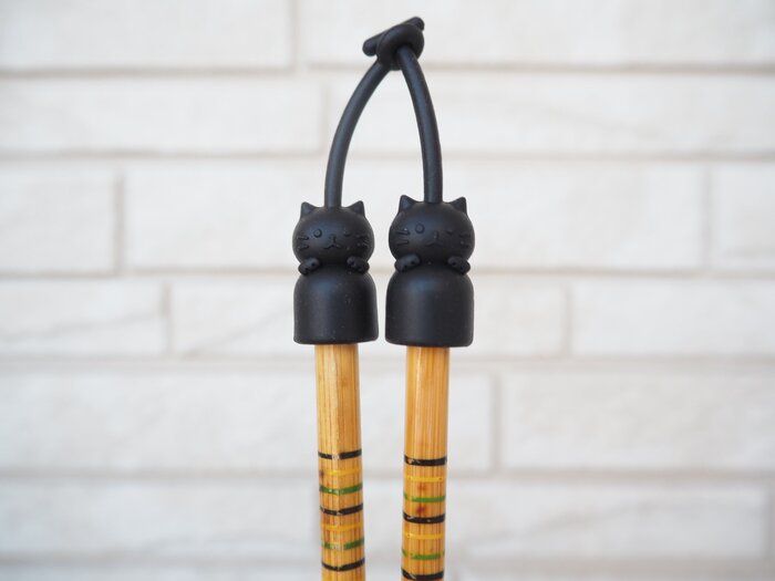 【ダイソー】キッチンのプチストレスを解消！シリコーン菜箸キャップ（MEOW）を使えば菜箸がバラけない！