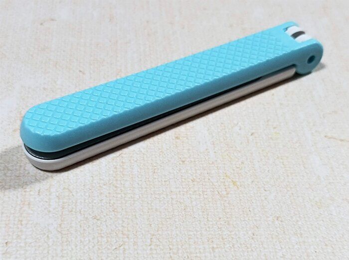 【Daiso】そっとカバンに入れておくと便利な身だしなみグッズ「ステンレスおりたたみ爪磨き」