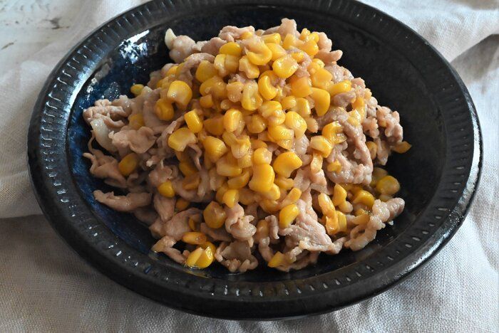 箸が止まらない！簡単でおいしい！豚肉ととうもろこしのバターめんつゆ炒め