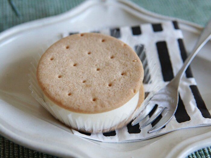 【ローソン】たっぷりのやわらかチーズケーキが、しっとりさっくりクッキーではさまれた「生チーズケーキサンド」