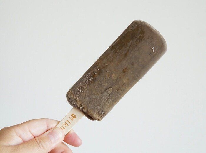 【ローソン】若き茶匠が選ぶ茶葉を使用したほうじ茶ラテアイスが気になる「茶師十段関谷祥嗣監修茶葉使用　ほうじ茶ラテバー」