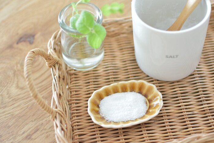 【家事の裏技】塩がサラサラに⁉︎どの家庭にもある〇〇で調理中のプチストレスを解消
