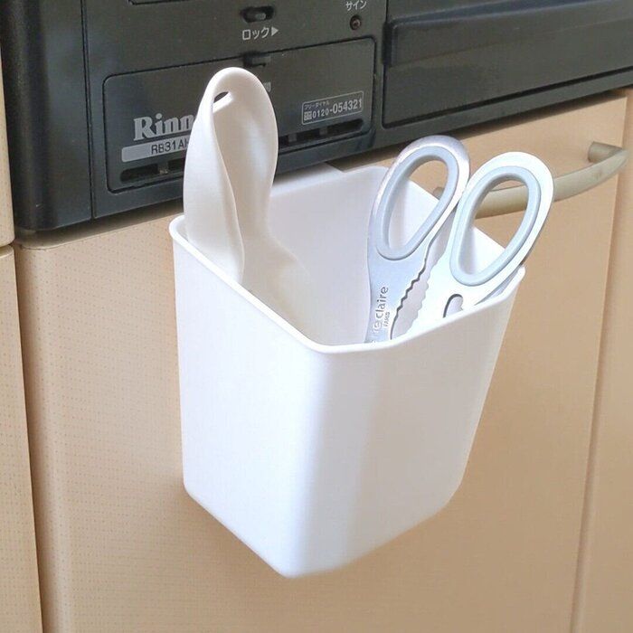 扉につける小物ポケットはつっぱり棒にも相性抜群！よく使うものの収納にオススメ