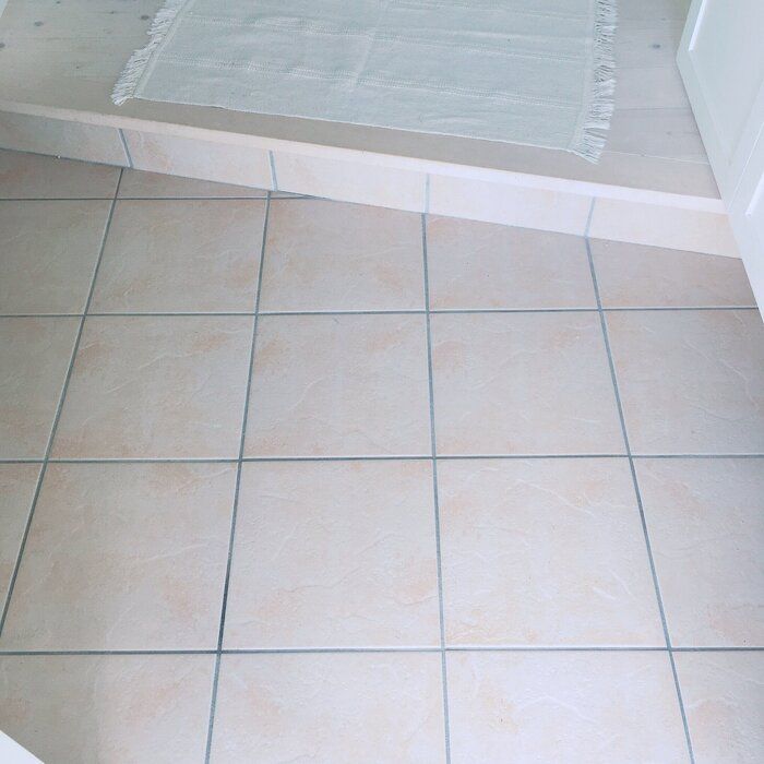 梅雨でもキレイをキープ！水を流さず簡単＆ラクな玄関タイル掃除方法