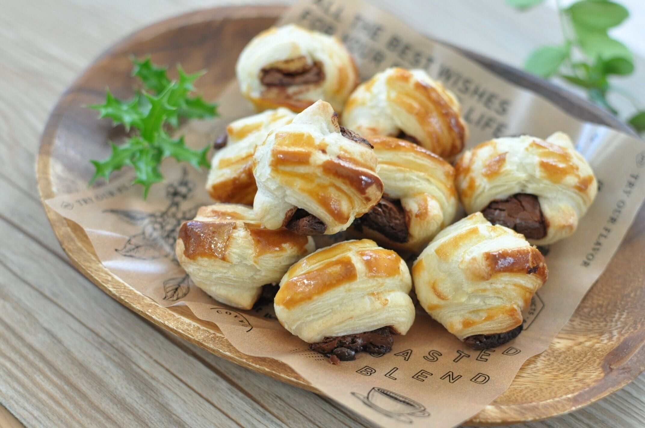 材料3つ【ひと口チョコパイ】業務スーパーのパイシートで作る！包んで焼くだけ簡単レシピ