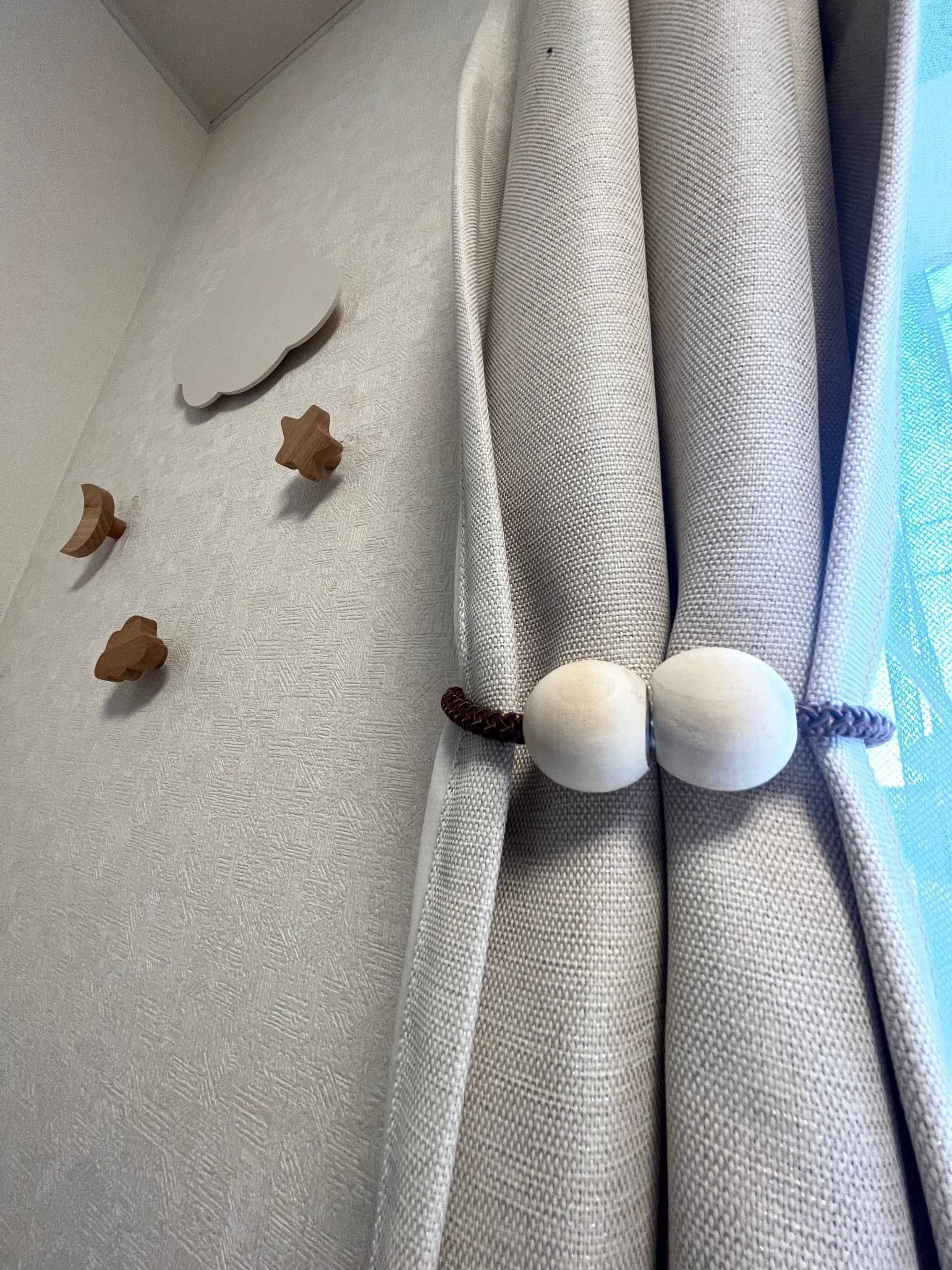 【セリア】100円のマグネットタッセルで、カーテンが高見えに！