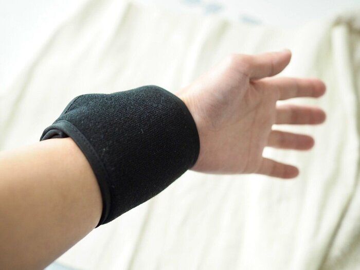 手首に巻くだけで簡単冷え対策！末端冷え性を救うあったかグッズとは