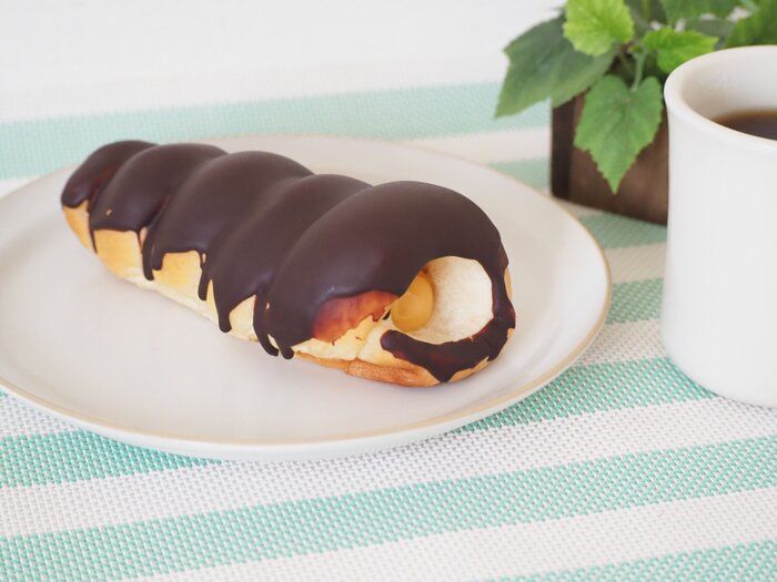 【ミニストップ】ありそうでなかった！チョコをかぶったコロネ（カスタードクリーム入り）は最後の一口までおいしい！