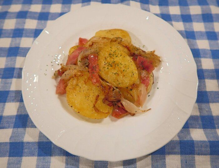 旨味たっぷり！【じゃがいもとベーコンのバター炒め】のつくり方