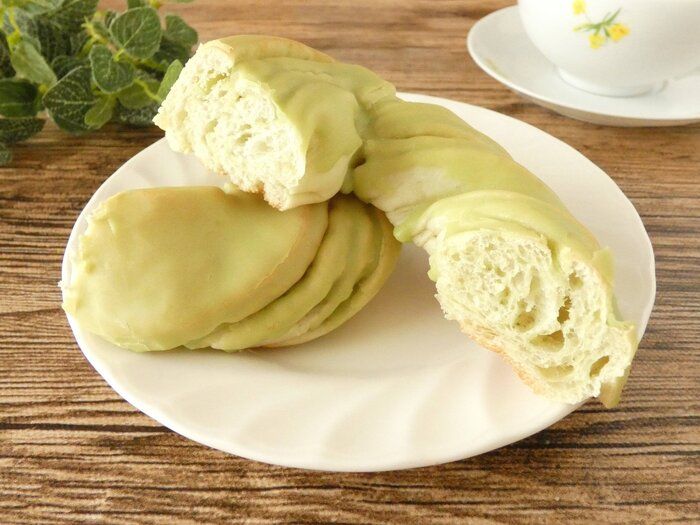 【ファミマ】もっちり食感の「メロンモッチ」はメロンの香りが広がるリピ決定のスイーツパン