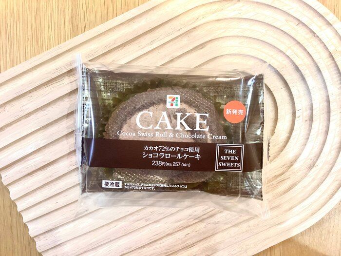 【セブン】カカオ７２％のチョコ使用　ショコラロールケーキ