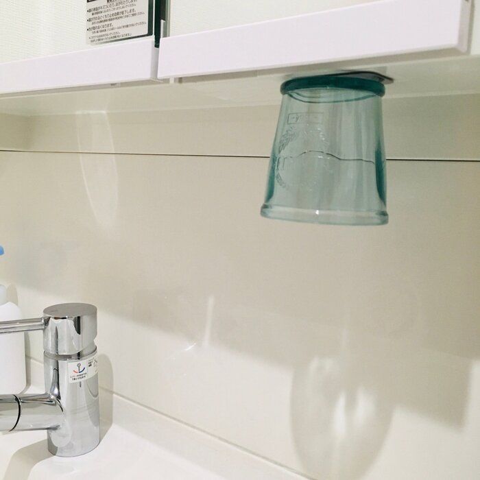 【セリアでスッキリ解決！】洗面所コップは浮かせる収納が正解！