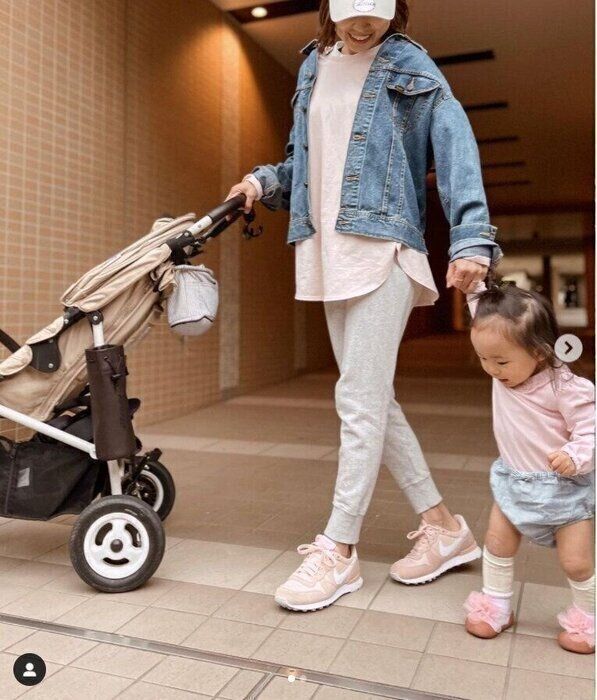 カジュアルだけど シンプル オシャレに ママたちのいまどき公園コーデ 4選 たまひよonline 少しずつ暖かくなってきて公園にもお出かけ ｄメニューニュース Nttドコモ