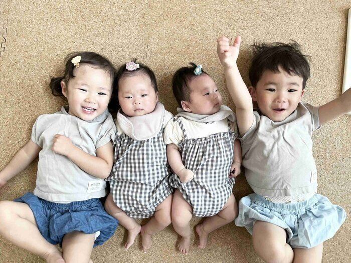 ダブル双子の4人を育てているママ。4人同時の授乳、食事、おふろを  