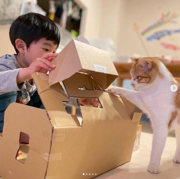 息子さんのお手伝いをするポットくん