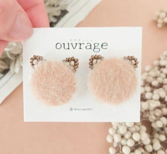 まるいピアスに猫耳