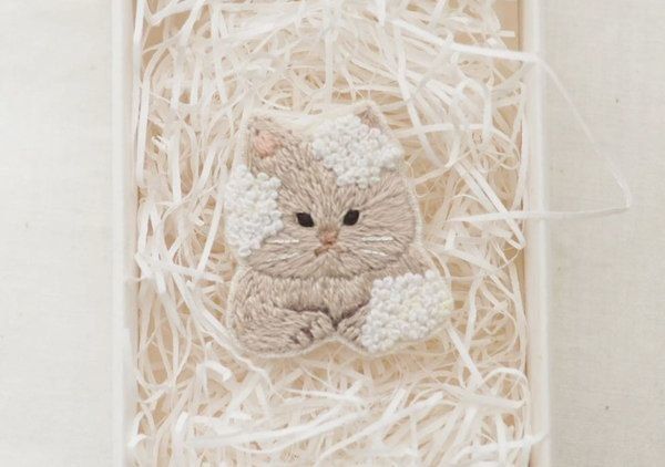 「neko to cotori -ネコとコトリ-」の猫の刺繍作品