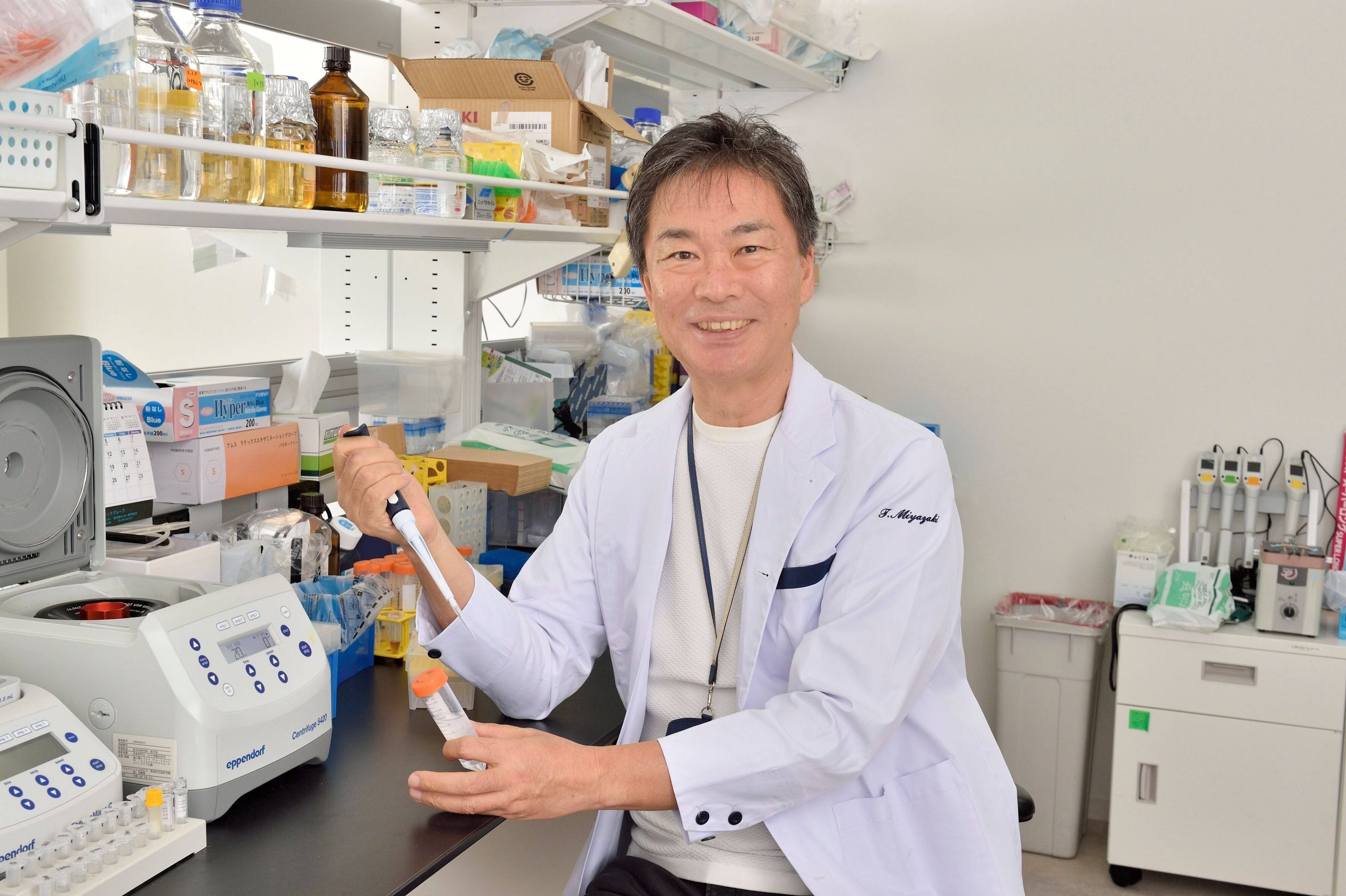 宮崎徹先生の研究風景