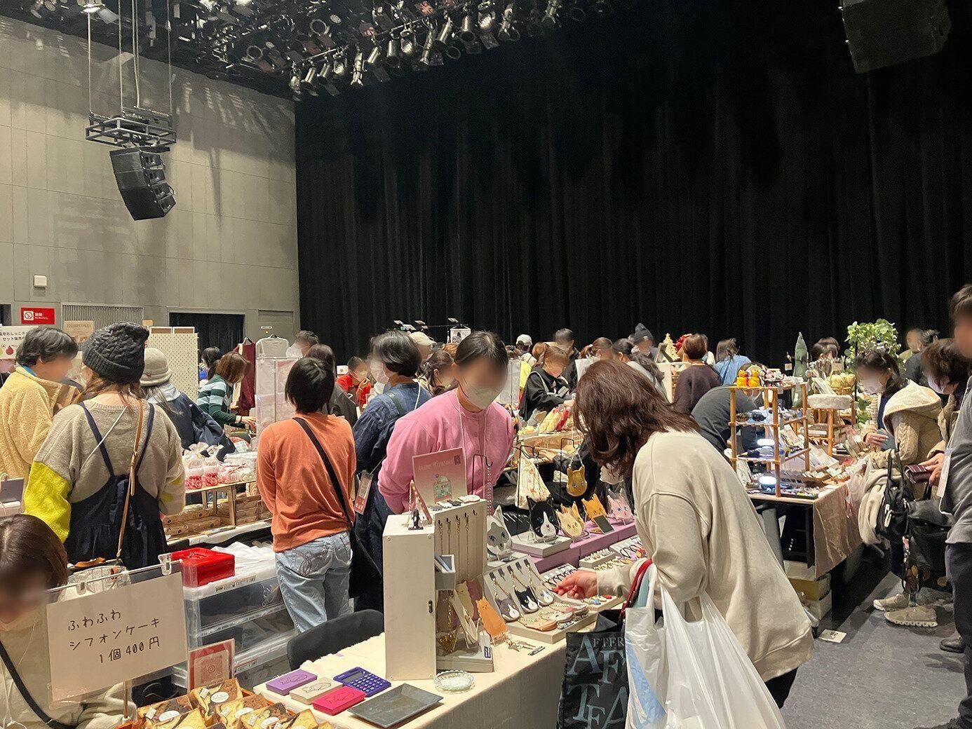 開場直後から大盛況！出店する方も猫好きな方が多いので、お客さまとのやりとりを楽しみながら販売されていました♪