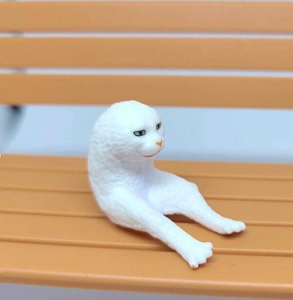 カプセルトイ「座る変な猫」