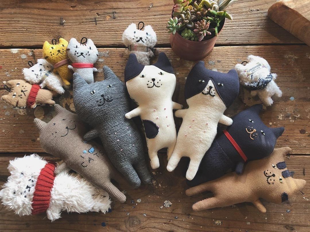 ゆるい表情の猫の人形