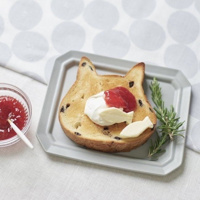 ジャムとクリームをのせたねこねこ食パン