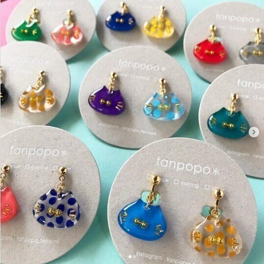 カラフルな猫ピアス