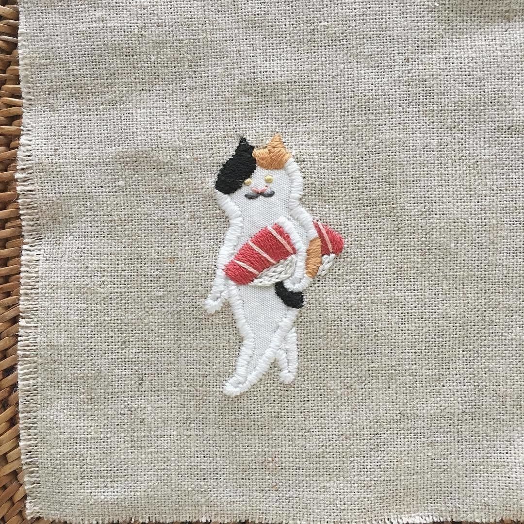 大トロを抱えた三毛猫の刺繍