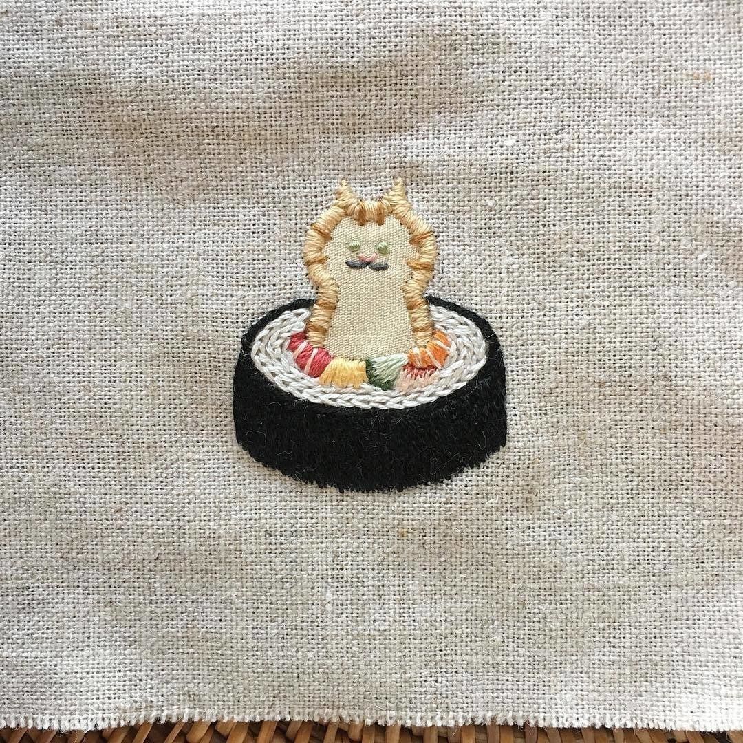巻き寿司に巻かれたトラ猫の刺繍