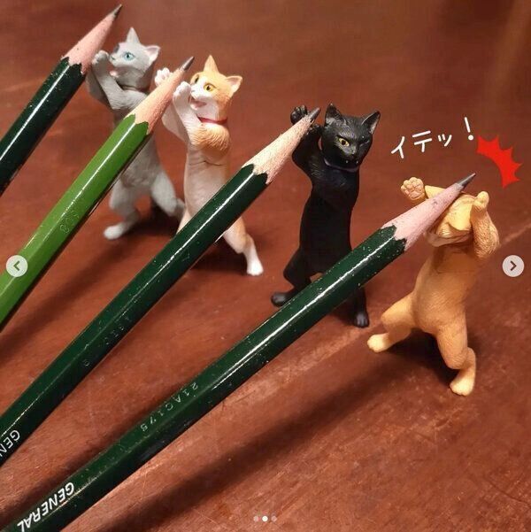 カプセルトイ「真剣白刃取りする猫～ペン置けました～」