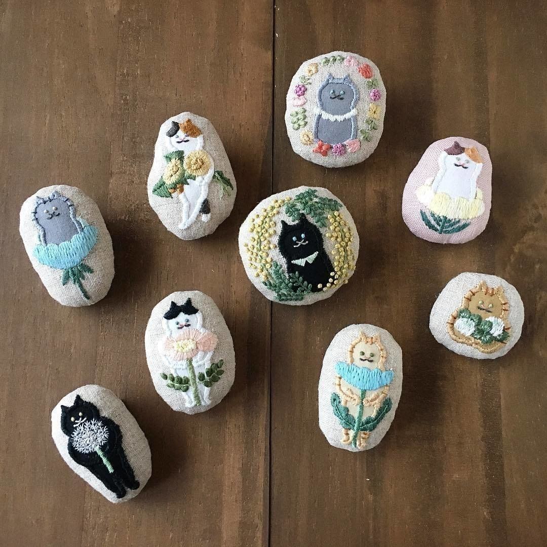 花と猫が刺繍されたブローチ