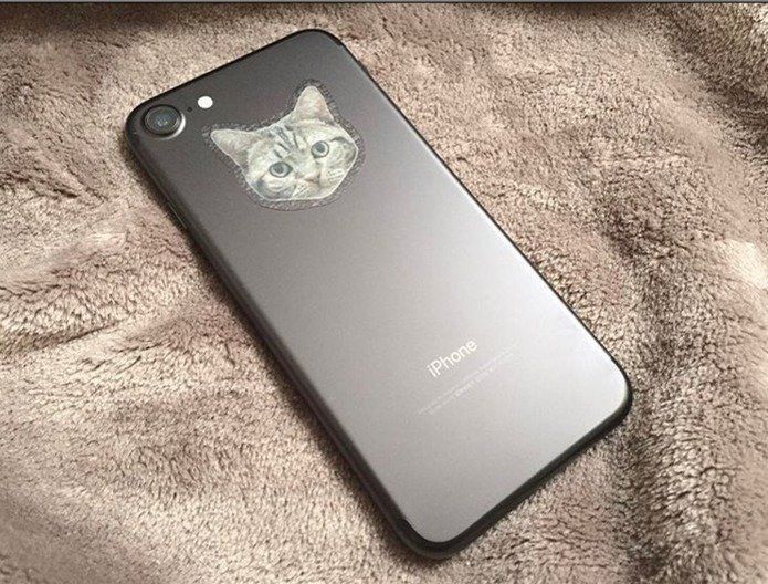キジトラの猫が描かれたスマホケース