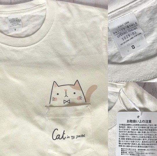 ポケットの中に猫が入っているイラストのTシャツ