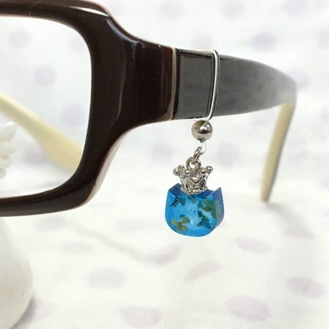 涼しげ猫の眼鏡チャーム