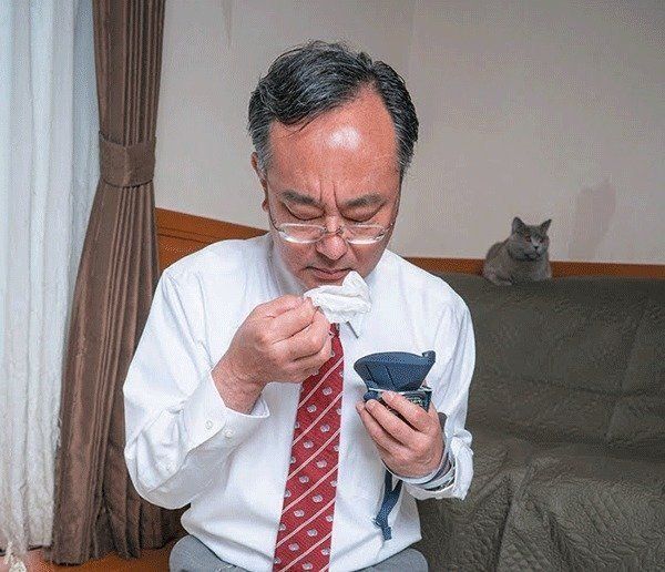 肛門腺液のニオイを嗅ぐ石川先生