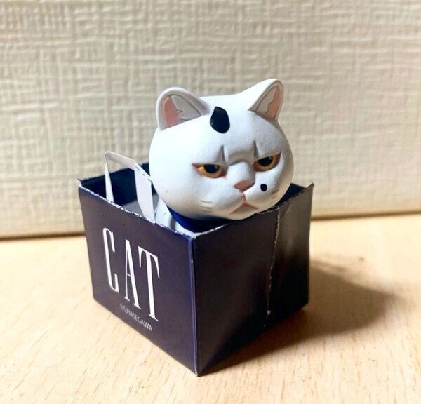 カプセルトイ「紙袋に入った猫2」