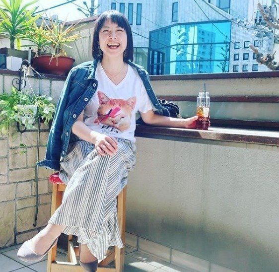 ロックな猫Tシャツ着ている女の人