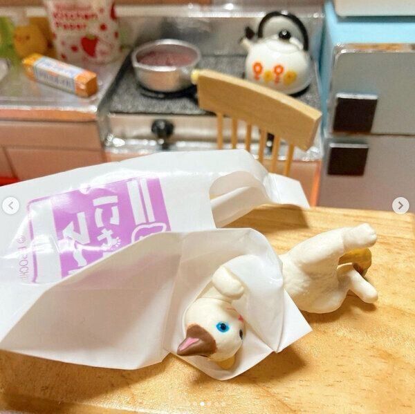 カプセルトイ「ふりむき三毛猫」