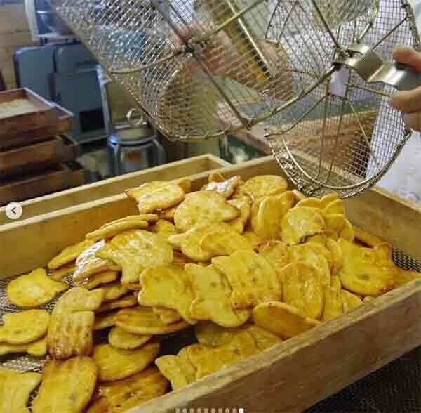 老舗のせんべい店「みなとや」の「にゃんべい」