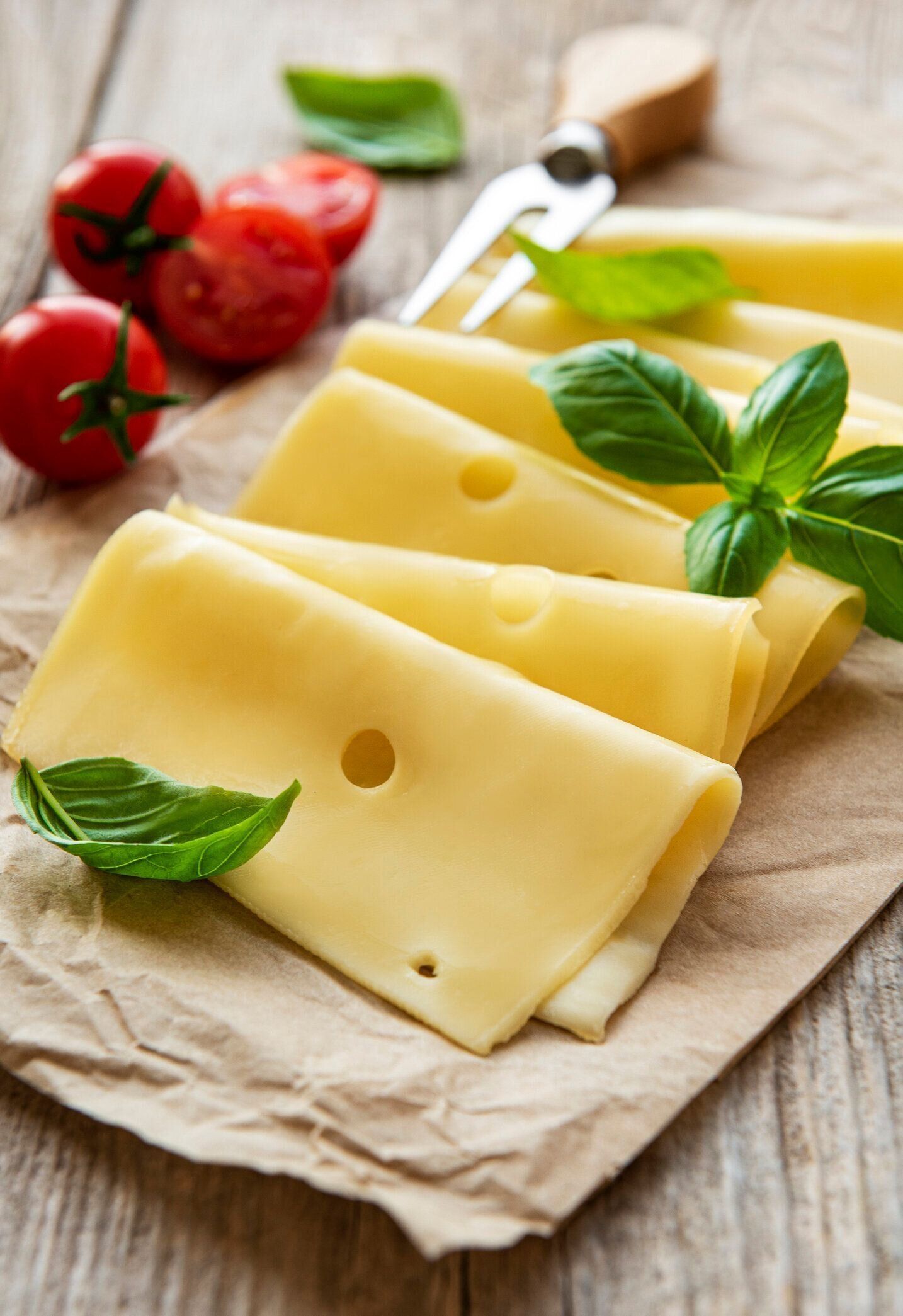 スライスチーズとバジルとトマト