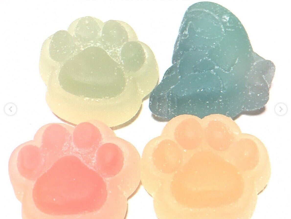 「mofusandステッカーつきぷにぷに肉球グミ」