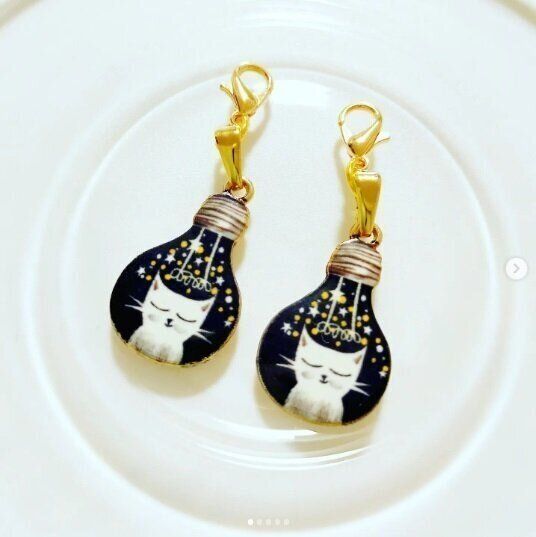 豆電球の中の猫チャーム