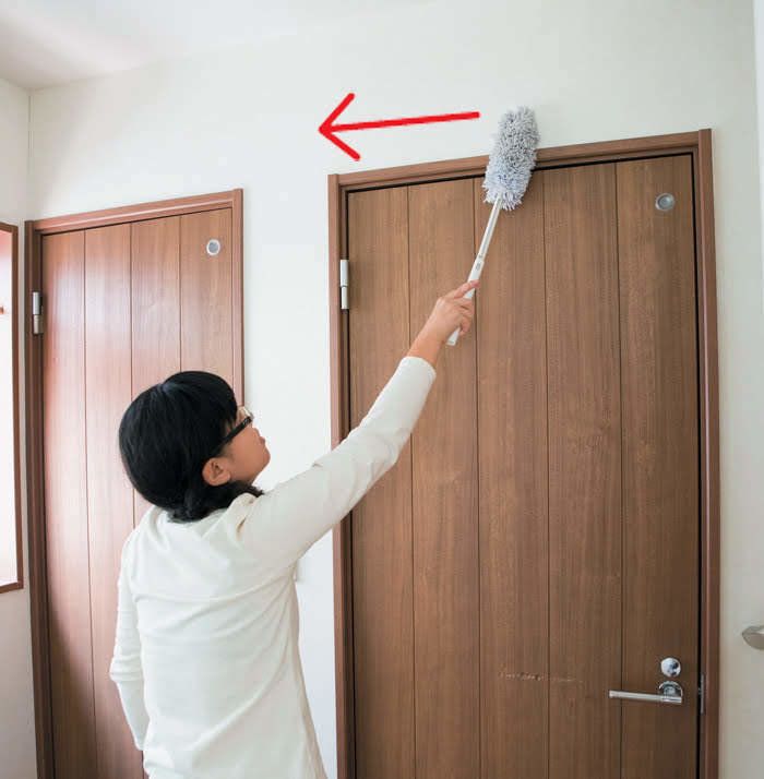 ドアの上部をさっとなでる